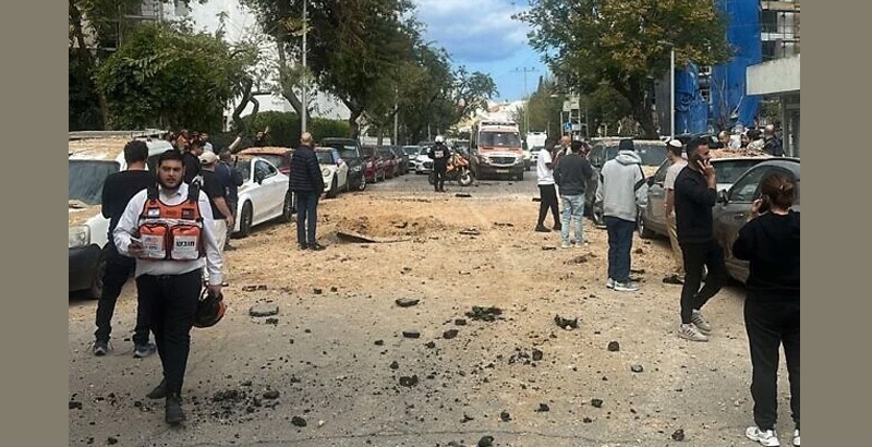 മധ്യ ഇസ്രയേലിൽ ഇറാന്റെ മിസൈൽ ആക്രമണം; ഒരാൾ മരിച്ചു, മൂന്നുപേർക്ക് ഗുരുതര പരിക്ക്