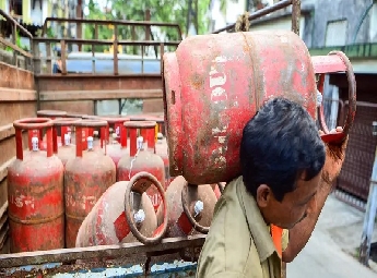 എല്‍ പി ജി ആവശ്യത്തിന് സ്റ്റോക്കുണ്ടെന്ന് സര്‍ക്കാര്‍; യാഥാര്‍ഥ്യം അതല്ലെന്...