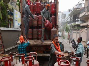 പൈപ്പ് ഗ്യാസ് ഉള്ള വീടുകള്‍ക്ക് എല്‍ പി ജി സിലിണ്ടര്‍ നിരോധനം; കേന്ദ്രത്തിന...