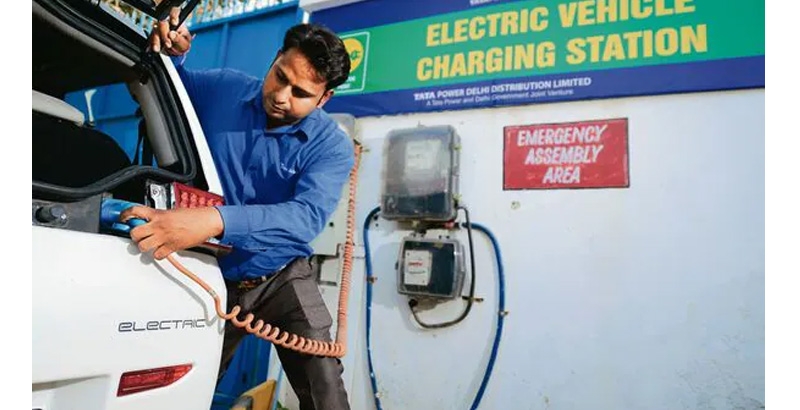ലോകത്ത് ഇലക്ട്രിക് വാഹനങ്ങൾക്ക് തിരിച്ചടി; ഇന്ത്യയിൽ വളർച്ച തുടരുന്നു, നിക്ഷേപം കൂട്ടാൻ വാഹന നിർമാതാക്കൾ
