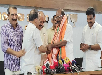 സിപിഐ പുറത്താക്കിയ  സി.സി. മുകുന്ദൻ എംഎൽഎ ബിജെപിയിൽ ചേർന്നു