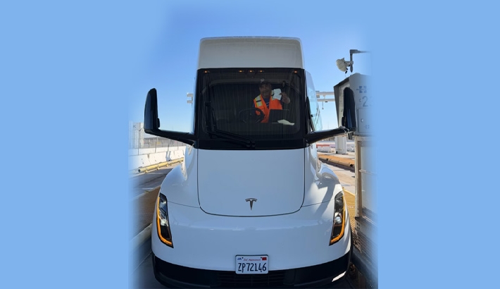 ടെസ്ലയുടെ ആദ്യ സെമി ട്രക്ക് റോഡിൽ; ഡ്രൈവർമാർക്കിടയിൽ വൻ സ്വീകരണം