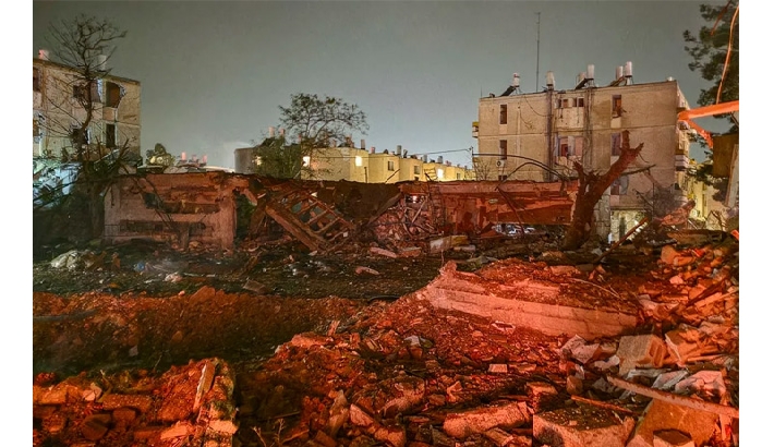 അരാദിൽ ഇറാൻ മിസൈൽ ആക്രമണം; 88 പേര്ക്ക് പരിക്ക്; 48 മണിക്കൂറിനകം ഹോർമുസ് കടലിടുക്ക് തുറക്കണമെന്ന് ട്രംപിന്റെ അന്ത്യശാസനം അരാദിൽ ഇറാൻ മിസൈൽ ആക്രമണം; 88 പേര്ക്ക് പരിക്ക്; 48 മണിക്കൂറിനകം ഹോർമുസ് കടലിടുക്ക് തുറക്കണമെന്ന് ട്രംപിന്റെ അന്ത്യശാസനം