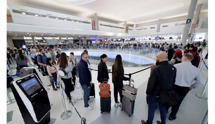 വിമാനത്താവളങ്ങളിൽ യാത്രക്കാരുടെ നീണ്ട നിരകൾ; സുരക്ഷാ ജീവനക്കാർ ജോലിക്ക് എത്താതെ അവസ്ഥ ഗുരുതരം വിമാനത്താവളങ്ങളിൽ യാത്രക്കാരുടെ നീണ്ട നിരകൾ; സുരക്ഷാ ജീവനക്കാർ ജോലിക്ക് എത്താതെ അവസ്ഥ ഗുരുതരം