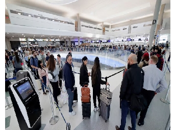 വിമാനത്താവളങ്ങളിൽ യാത്രക്കാരുടെ നീണ്ട നിരകൾ; സുരക്ഷാ ജീവനക്കാർ ജോലിക്ക് എത്താതെ അവസ്ഥ ഗുരുതരം