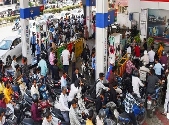 ഇന്ധന നികുതി കുറച്ചു; എന്നിട്ടും പമ്പുകളിൽ വില മാറ്റമില്ല - കാരണം എന്ത് ?