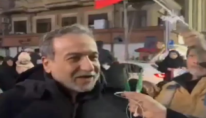 യുദ്ധത്തിനിടയിലും ജനക്കൂട്ടത്തിൽ ഇറാൻ പ്രസിഡന്റ്; സുരക്ഷയില്ലാതെ തെരുവിൽ ഇറങ്ങിയ ദൃശ്യങ്ങൾ വൈറൽ