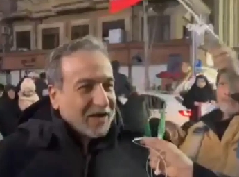 യുദ്ധത്തിനിടയിലും ജനക്കൂട്ടത്തിൽ ഇറാൻ പ്രസിഡന്റ്; സുരക്ഷയില്ലാതെ തെരുവിൽ ഇറങ്ങിയ ദൃശ്യങ്ങൾ വൈറൽ