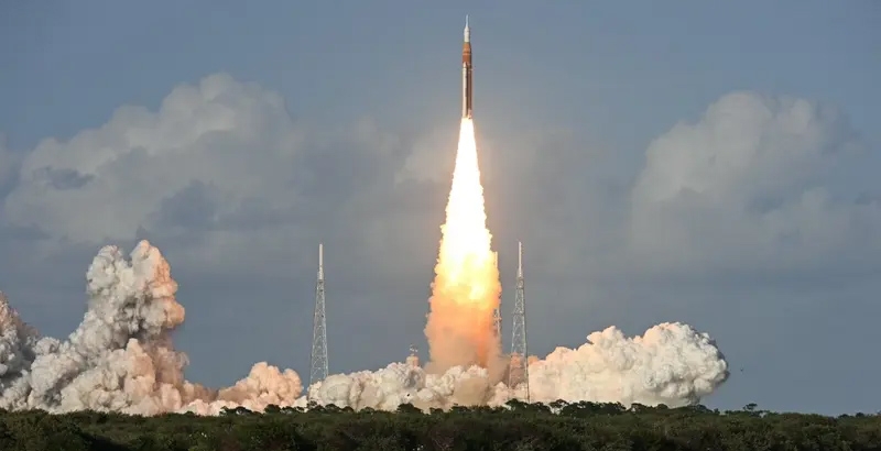 ചന്ദ്രയാത്രയ്ക്ക് മനുഷ്യൻ വീണ്ടും: ആർട്ടെമിസ് II വിക്ഷേപണം ചരിത്ര നിമിഷം