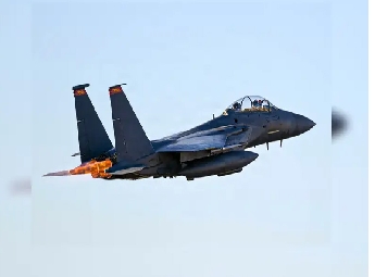 തകര്‍ന്ന യുഎസ് യുദ്ധവിമാനത്തില്‍ നിന്ന് കാണാതായ പൈലറ്റിനെ ഇറാനും യുഎസും മത്സരിച്ചു തിരയുന്നു