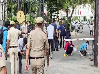 ഡൽഹി നിയമസഭയിൽ സുരക്ഷാ ലംഘനം; അതിക്രമിച്ചു കയറിയ മുഖംമൂടിധാരി സ്പീക്കറുടെ ക...