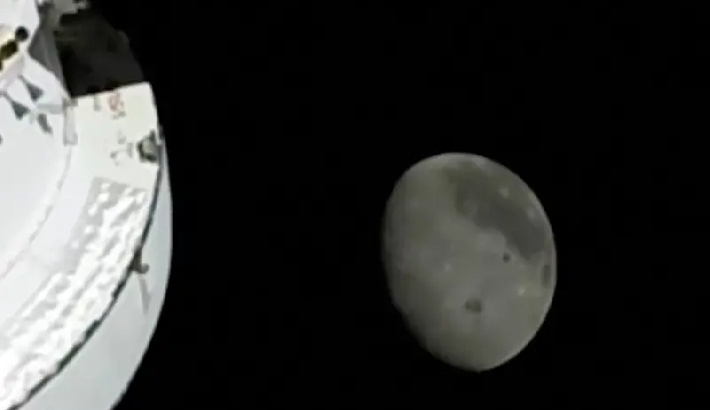 ചന്ദ്രനെ ചുറ്റിയ ഓറിയൺ മടങ്ങുന്നു; 40 മിനിറ്റ് ബ്ലാക്കൗട്ടിന് ശേഷം വീണ്ടും നാസയുമായി ബന്ധപ്പെട്ടു, ദൂര റെക്കോർഡ് തകർത്ത് ആർട്ടെമിസ് II സംഘം ചന്ദ്രനെ ചുറ്റിയ ഓറിയൺ മടങ്ങുന്നു; 40 മിനിറ്റ് ബ്ലാക്കൗട്ടിന് ശേഷം വീണ്ടും നാസയുമായി ബന്ധപ്പെട്ടു, ദൂര റെക്കോർഡ് തകർത്ത് ആർട്ടെമിസ് II സംഘം