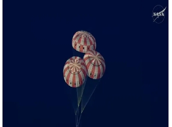 ആർട്ടെമിസ് സംഘം സുരക്ഷിതം: സ്പ്ലാഷ്ഡൗണിന് പിന്നാലെ യാത്രികരെ കപ്പലിലേക്ക് മാറ്റി, ട്രംപിന്റെ അഭിനന്ദനം