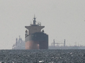 അമേരിക്കൻ ഉപരോധത്തിനിടെ ഇറാൻ എണ്ണക്കപ്പൽ ഹോർമൂസ് കടന്നു; സമ്മർദ്ദത്തിന് വെല്ലുവിളി