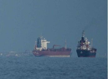 യുഎസ് ഉപരോധമുള്ള ടാങ്കറുകൾ ഹോർമുസ് കടലിടുക്ക് കടന്നു; ഉപരോധത്തിനിടയിലും ഗതാഗതം തുടരുന്നു