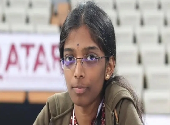 ചരിത്രം കുറിച്ച് വൈശാലി രമേശ്ബാബു ; വനിതാ കാൻഡിഡേറ്റ്‌സ് കിരീടം നേടി ലോക ചാ...