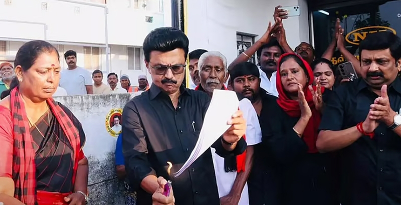 എം കെ സ്റ്റാലിന്‍ മണ്ഡല പുനര്‍നിര്‍ണയ ബില്ലിന്റെ പകര്‍പ്പ് കത്തിച്ചു