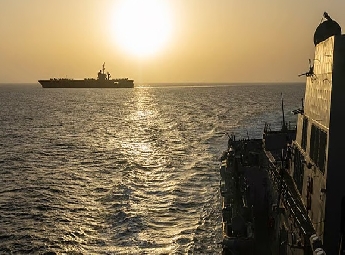 യു എസ് നാവിക സേന കപ്പലുകളെ വഴി തിരിച്ചു വിടുന്ന വീഡിയോ പുറത്തുവിട്ടു