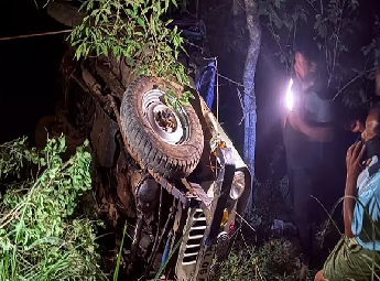 ഇടുക്കിയില്‍ ജീപ്പ് കൊക്കയിലേക്ക് മറിഞ്ഞ് കുഞ്ഞ് ഉള്‍പ്പെടെ രണ്ടുപേര്‍ മരിച്ചു