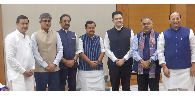 ബി ജെ പിയില്‍ ചേര്‍ന്ന എം പിമാരെ അയോഗ്യരാക്കണമെന്ന് എ എ പി