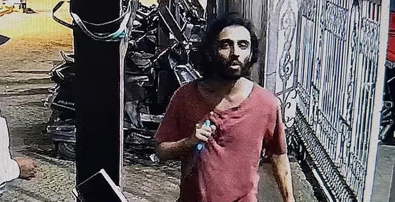 മുംബൈയില്‍ സുരക്ഷാ ഉദ്യോഗസ്ഥരെ ആക്രമിച്ചത് യു എസില്‍ നിന്നും മടങ്ങിയ വ്യക്തി