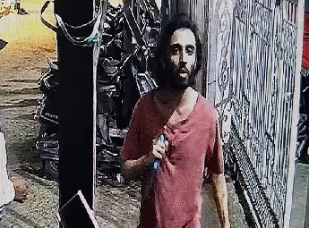 മുംബൈയില്‍ സുരക്ഷാ ഉദ്യോഗസ്ഥരെ ആക്രമിച്ചത് യു എസില്‍ നിന്നും മടങ്ങിയ വ്യക്തി