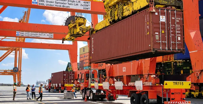 ഹോര്‍മുസ് ഉപരോധത്തിനിടയില്‍ പാകിസ്ഥാന്‍ ഇറാനിലേക്ക് ആറു അടിയന്തര കരമാര്‍ഗ പ...