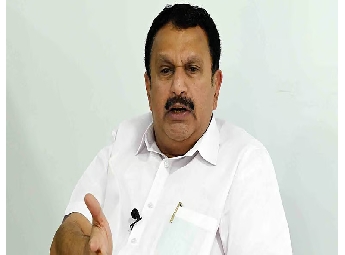മുരളീധരന്റെ അതൃപ്തിക്ക് പിന്നാലെ വകുപ്പ് മാറ്റം; ആരോഗ്യം, ദേവസ്വം ചുമതല നൽക...