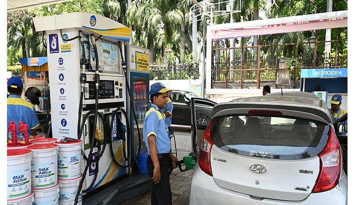 വീണ്ടും ഇന്ധനവില വർധന; നാല് ദിവസത്തിനിടെ രണ്ടാം കൂട്ടൽ, ലിറ്ററിന് 90 പൈസ കൂടി വീണ്ടും ഇന്ധനവില വർധന; നാല് ദിവസത്തിനിടെ രണ്ടാം കൂട്ടൽ, ലിറ്ററിന് 90 പൈസ കൂടി