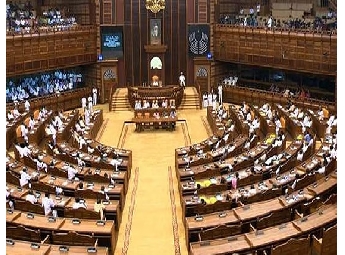 നിയമസഭയിൽ സത്യപ്രതിജ്ഞാ തിരക്ക്; ആദ്യ വനിതയായി ഒ.എസ്. അംബിക, കൈകൊടുത്ത് ഗോവിന്ദനും പിണറായിയും ശ്രദ്ധാകേന്ദ്രം