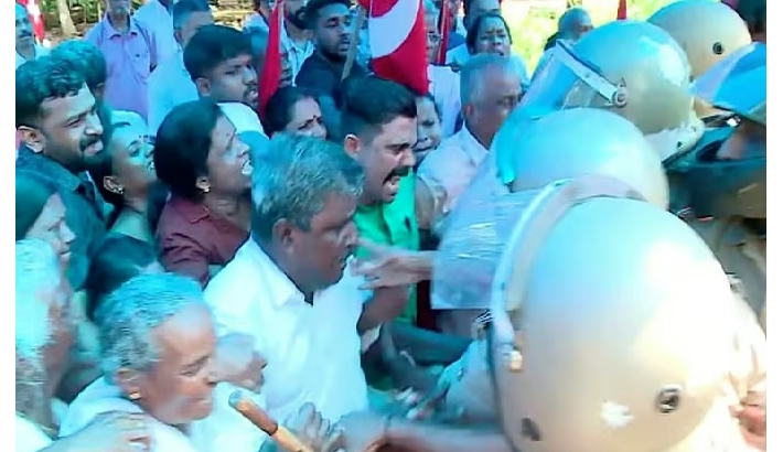 പാരിയത്തുകാവിൽ കുടിയൊഴിപ്പിക്കൽ രണ്ടുദിവസത്തിനകം പൂർത്തിയാക്കണം; പൊലീസിന് കോടതിയുടെ കർശന നിർദേശം പാരിയത്തുകാവിൽ കുടിയൊഴിപ്പിക്കൽ രണ്ടുദിവസത്തിനകം പൂർത്തിയാക്കണം; പൊലീസിന് കോടതിയുടെ കർശന നിർദേശം