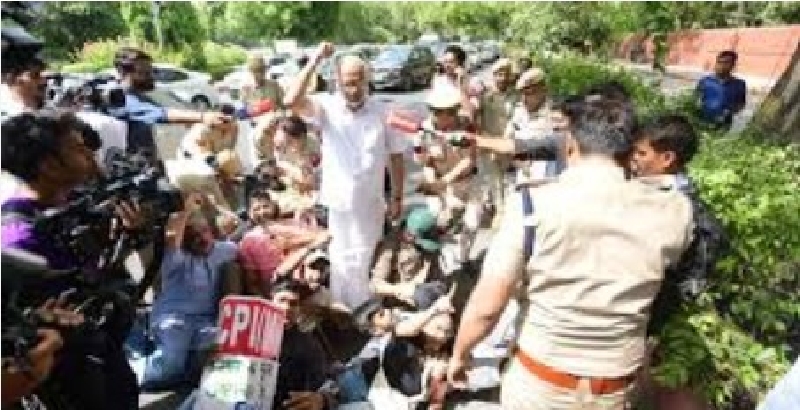 പിണറായിയുടെ വസതിയിലെ ഇ.ഡി റെയ്ഡ്: ഡൽഹിയിലും സി.പി.എം പ്രതിഷേധം, സംഘർഷം