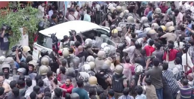 ഇ.ഡി ഉദ്യോ​ഗസ്ഥരെ ആക്രമിച്ചവർക്ക് പിന്നാലെ പോലീസ്, വിട്ടുകൊടുക്കാതെ സി.പി.എം; പാളയത്ത് വീണ്ടും സംഘർഷാവസ്ഥ