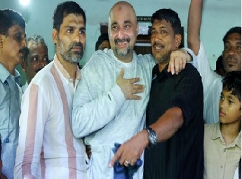 ബലി പെരുന്നാളിന്റെ സമ്മാനമായി അബ്ദുൽ റഹീം ഉമ്മയ്ക്കരികിലെത്തി; ഹർഷാരവത്തോടെ സ്വീകരിച്ച് നാട്ടുകാർ