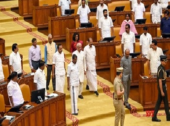 ​ഗവർണർക്കൊപ്പം നിയമസഭയിൽ പ്രവേശിച്ച് ഡി.ജി.പി; ചട്ടലംഘനമെന്ന് പ്രതിപക്ഷ നേതാവ്, ഖേദം പ്രകടിപ്പിച്ച് ‍ഡി.ജി.പി