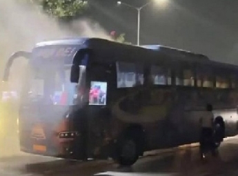 ഐ.പി.എൽ ഫൈനൽ പോരാട്ടത്തിന് പിന്നാലെ ഗുജറാത്ത് ടീം സഞ്ചരിച്ച ബസിൽ തീപിടിത്തം; താരങ്ങൾ അത്ഭുതകരമായി രക്ഷപെട്ടു ഐ.പി.എൽ ഫൈനൽ പോരാട്ടത്തിന് പിന്നാലെ ഗുജറാത്ത് ടീം സഞ്ചരിച്ച ബസിൽ തീപിടിത്തം; താരങ്ങൾ അത്ഭുതകരമായി രക്ഷപെട്ടു