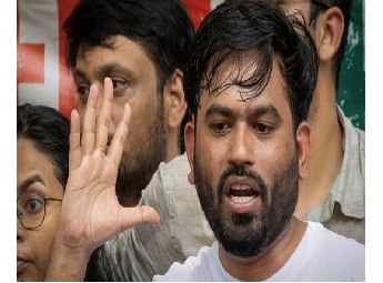 \'ഹിന്ദുമുസ്ലിം രാഷ്ട്രീയം തൊഴിൽ നൽകില്ല\'; പ്രതിഷേധത്തിന് പിന്നാലെ വിദ്യാഭ...