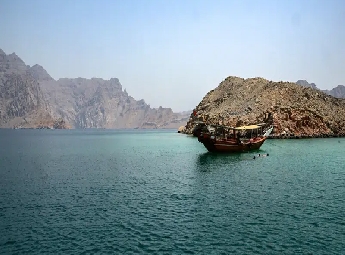 ഒമാന്‍ തീരത്ത് പരമ്പരാഗത ദൗ മുങ്ങി; യു എസ് നാവികസേനയുടെ സഹായത്തോടെ 14 ഇന്ത്യന്‍ നാവികരെ രക്ഷപ്പെടുത്തി