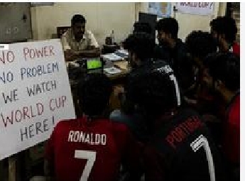 പവർ ക‌ട്ട് ചെയ്താൽ കെ.എസ്.ഇ.ബി ഓഫീസിൽ കയറിയിരിക്കും; ഫുട്ബോൾ ആരാധകർ ലോകകപ്പ് മത്സരം കണ്ടത് പ്രതിഷേധവുമായി