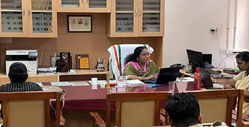 ആരോഗ്യവകുപ്പ് ആസ്ഥാനത്ത് കസേരകളി; 'സീറ്റ് വിട്ടുതരില്ലെന്ന്' മീനാക്ഷി; ചുമതലയേൽക്കാനാകാതെ റീന മടങ്ങി