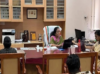 ആരോഗ്യവകുപ്പ് ആസ്ഥാനത്ത് കസേരകളി; 'സീറ്റ് വിട്ടുതരില്ലെന്ന്' മീനാക്ഷി; ചുമതലയേൽക്കാനാകാതെ റീന മടങ്ങി