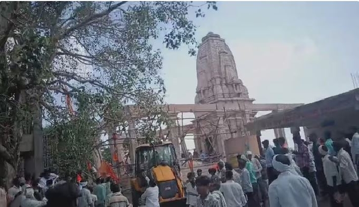 മഹാരാഷ്ട്രയിൽ ക്ഷേത്രത്തിന്റെ മേൽക്കൂര തകർന്നുവീണ് അഞ്ച് പേർ മരിച്ചു; നിരവധി പേർ കുടുങ്ങിക്കിടക്കുന്നു