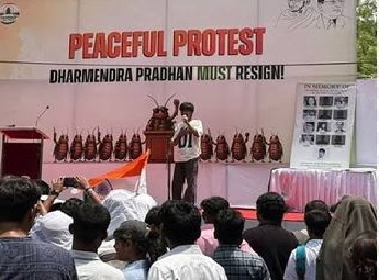 വീണ്ടും ഡൽഹി ഇളക്കിമറിച്ച് 'പാറ്റ'കൾ; തന്നെ അറസ്റ്റ് ചെയ്താലും പ്രതിഷേധം തുടരണമെന്ന് അഭിജിത്ത് ദീപ്കെ