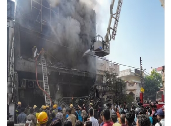 ഒറ്റ വാതിൽമാത്രം, അഗ്‌നിസുരക്ഷയില്ല, പൊളിക്കൽ ഉത്തരവ് നിലനിൽക്കെ പ്രവർത്തനം...