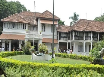 വി.ഡി. സതീശൻ ക്ലിഫ് ഹൗസിൽ; ചടങ്ങുകളില്ലാതെ ഗൃഹപ്രവേശം