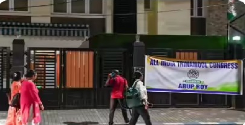 തൃണമൂലിലെ പോര് തെരുവിലേക്കും; മമതയെ ഞെട്ടിച്ച് വിമതർ; കൊൽക്കത്തയിലെ ആസ്ഥാനം പിടിച്ചടക്കി