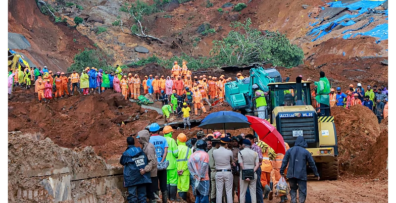 വയനാട് മണ്ണിടിച്ചിൽ: രാത്രി വൈകിയും രക്ഷാപ്രവർത്തനം; അഞ്ചുപേർക്കായി തിരച്ചിൽ തുടരുന്നു