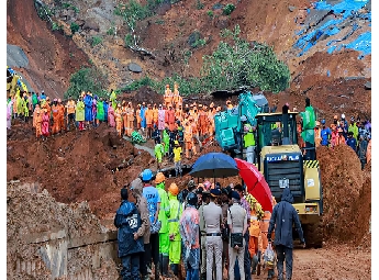 വയനാട് മണ്ണിടിച്ചിൽ: രാത്രി വൈകിയും രക്ഷാപ്രവർത്തനം; അഞ്ചുപേർക്കായി തിരച്ചി...
