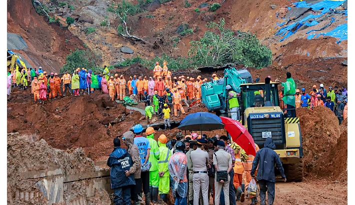 വയനാട് മണ്ണിടിച്ചിൽ: രാത്രി വൈകിയും രക്ഷാപ്രവർത്തനം; അഞ്ചുപേർക്കായി തിരച്ചിൽ തുടരുന്നു വയനാട് മണ്ണിടിച്ചിൽ: രാത്രി വൈകിയും രക്ഷാപ്രവർത്തനം; അഞ്ചുപേർക്കായി തിരച്ചിൽ തുടരുന്നു
