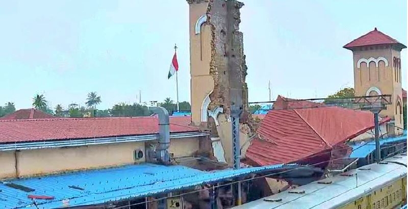 നൂറ്റാണ്ട് പഴക്കമുള്ള ക്ലോക്ക് ടവർ തകർന്നുവീണു; കോഴിക്കോട് റെയിൽവേ സ്റ്റേഷനില്‍ ഗതാഗത നിയന്ത്രണം